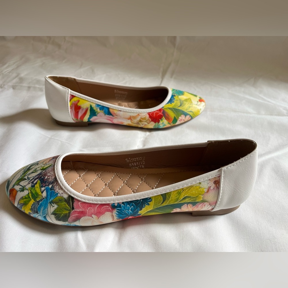 White Floral Ballet Flats in Gorgeous Asymmetrical Floral Design, like new - Picture 6 of 13